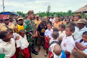Komandan Satgas Yonif 503 Kostrad Terima Penghargaan Kebanggaan Warga Papua