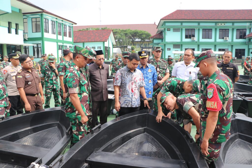 TNI Salurkan 70 Boat Polyethylene untuk Bantu Penanggulangan Banjir di Bekasi