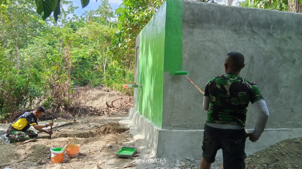 Finishing TMMD Ke-123 Kodim 1510/Sula, Bak Penampungan Air Masuki Tahap Pengecatan