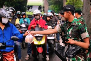 Prajurit Yonbekang 2 Kostrad Berbagi Takjil untuk Pengguna Jalan, Wujud Kepedulian di Bulan Ramadan