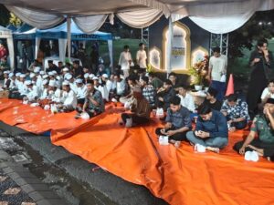 Danmenarmed 2 Kostrad Hadiri Buka Puasa Bersama Masyarakat Kota Malang di Masjid Cahyaningati