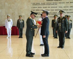 Panglima TNI Sematkan Bintang Jalasena Utama Kepada Kasal Singapura