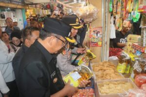 Bupati sukabumi melaksanakan monitoring bahan pokok di pasar semi modern pelabuhan ratu