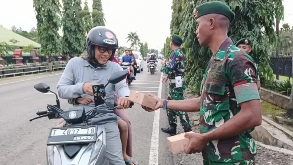 Resimen Armed 1 Kostrad Berbagi Kebaikan Dengan Pembagian Takjil Gratis di Bulan Suci Ramadhan