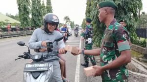 Resimen Armed 1 Kostrad Berbagi Kebaikan Dengan Pembagian Takjil Gratis di Bulan Suci Ramadhan