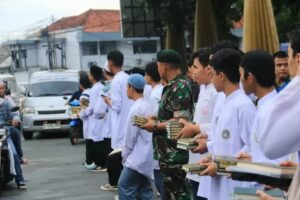 Brigif 13 Kostrad Gelar Aksi Berbagi Takjil On The Road