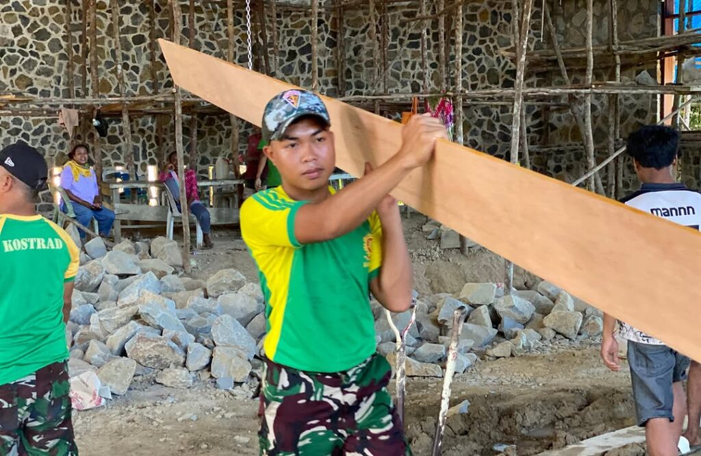 Kokohkan Kebersamaan di Perbatasan, Satgas Pamtas Yonarmed 11 Kostrad Bantu Pembangunan Gereja