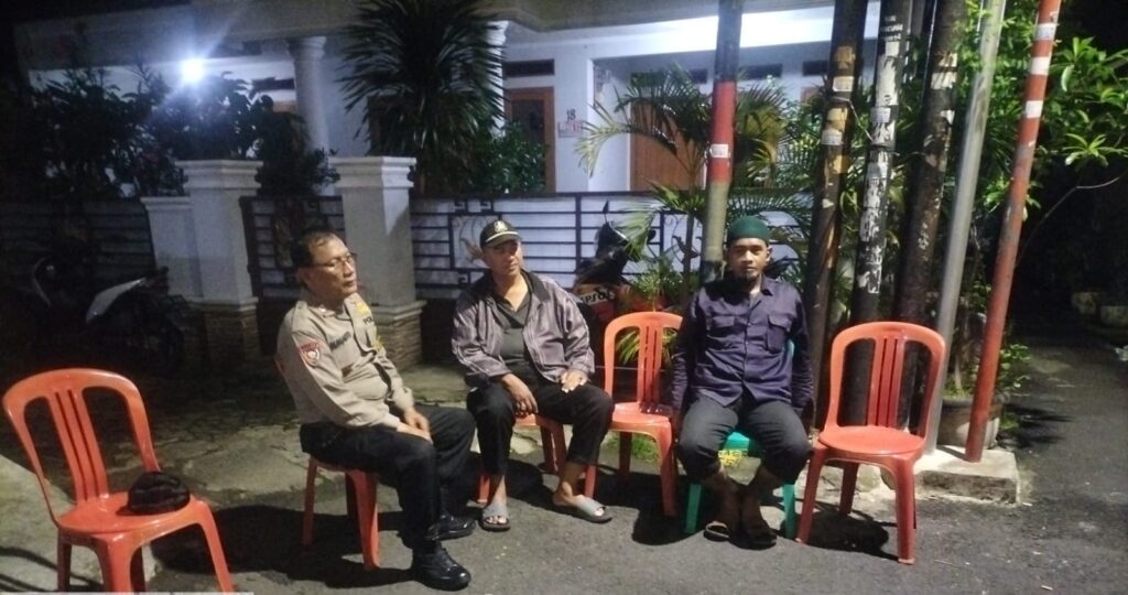 Meningkatkan Keamanan Lingkungan, Bhabinkamtibmas Johar Baru Lakukan Sambang dan Imbau Petugas Satkamling