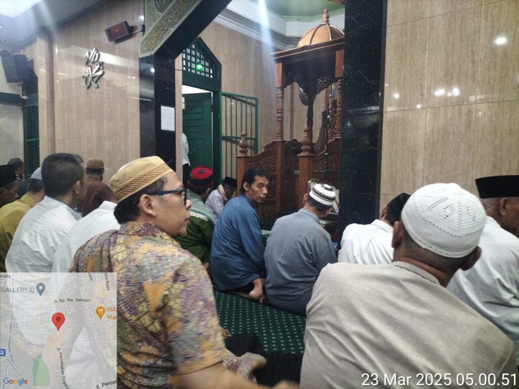 Sholat Subuh Keliling Bhabinkamtibmas Johar Baru Mempererat Silaturahmi dengan Warga di Masjid Al-Isro
