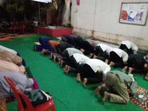 Sholat Tarawih Keliling, Bhabinkamtibmas Kampung Rawa Berikan Keamanan dan Kenyamanan di Bulan Ramadhan 1446 H
