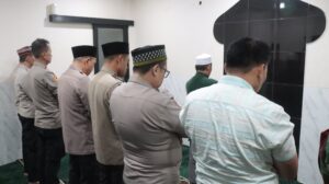 Jalin Kebersamaan di Bulan Ramadhan, Kapolres Metro Jakpus Sholat Tarawih Bersama Warga