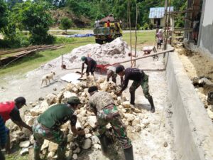 Dedikasi Satgas Yonif 501 Kostrad Untuk Warga Papua: Gotong Royong Bangun Gereja di Kampung Sorry