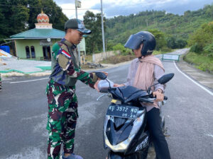 Indahnya Berbagi di Bulan Suci Ramadhan, Satgas Pamtas Yonarmed 11 Kostrad Bagikan Takjil di Perbatasan