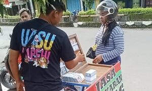 Jelang Lebaran Deretan Lapak Penukaran Uang Baru di Pemalang Ramai Diserbu Warga.