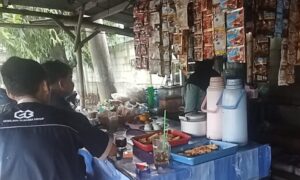 Nyanyian Sunyi Para Pedagang Jelang Idul Fitri di Jalur Mudik Sepi Pembeli 