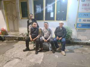 Cegah Tawuran Jelang Sahur Bhabinkamtibmas Gunung Sahari Utara Kerja Sama Dengan Sat kamling RW. 01