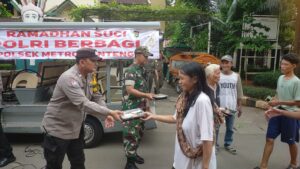 Polsek Menteng Berbagi, Sebanyak 250 Box Nasi Cepat Saji Di Bagikan Masyarakat Di Jalan Anyer