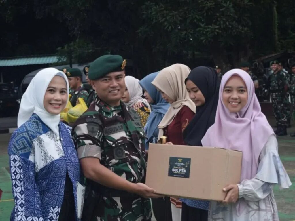 Jelang Idul Fitri, Dandenpal Divif 1 Kostrad dan Bank Mandiri Bagikan Bingkisan Lebaran