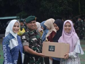 Jelang Idul Fitri, Dandenpal Divif 1 Kostrad dan Bank Mandiri Bagikan Bingkisan Lebaran