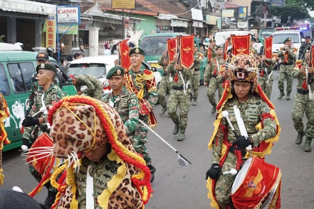 Kirab Senja Drum Band Dharma Loka Yang Digelar Dalam Rangka Tradisi Perpisahan Danyonif 330 Kostrad ke 41 Dengan Warga Cicalengka