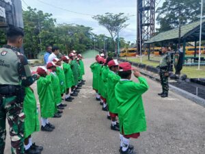 Tanamkan Nilai Nasionalisme dan cinta Tanah Air Siswa SD Asrama Taruna Papua bersama Yonif 754 Kostrad