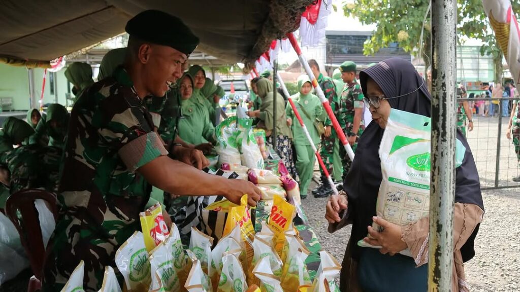 Batalyon Armed 13 Kostrad Menggelar Bazar Murah