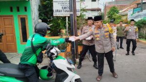 Hangatnya Kebersamaan, Kapolres Metro Jakpus Bagi Takjil untuk Warga