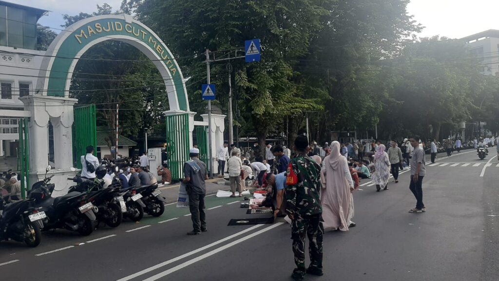 Pengamanan Sholat Idul Fitri 1446 H Di Masjid Cut Mutia Oleh Kanit Samapta Dan Babinsa Menteng