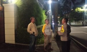 Bhabinkamtibmas Gondangdia Patroli Rumah Kosong Yang Ditinggal Mudik, Berikan Himbauan Kamtibmas