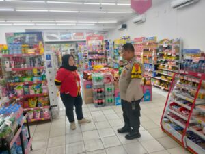 Bhabinkamtibmas Senen Lakukan Sambang Dialogis ke Toko Alfamart di Jl. Imam Safe’i