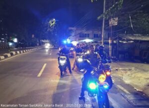 Patroli Kamtibmas di Petojo Utara Jaga Keamanan Malam Idul Fitri