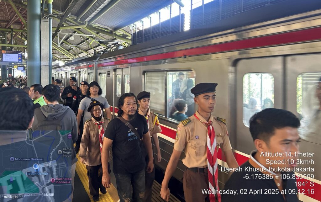 Polri Hadir untuk Kenyamanan Pemudik, Patroli Pos Pam Ops Ketupat Jaya 2025 di Stasiun Gambir