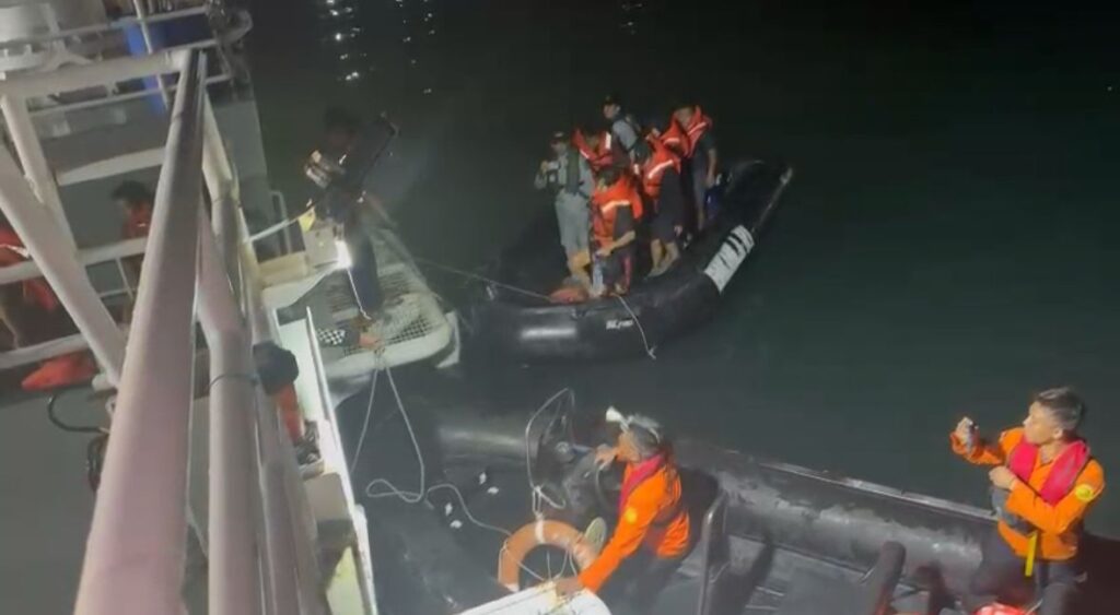 Bakamla RI Evakuasi 12 Kru Kapal Terbakar di Perairan Banten