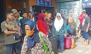 H+ 5 Lebaran 2025 Ratusan Penumpang Arus Balik mulai Padati Agen Bus AKAP di Pantura 