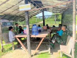 Hangatkan Suasana Lebaran, Prajurit Yonif 501 Kostrad Bagikan Ketupat dan Opor Ayam Gratis di Kampung Imsun