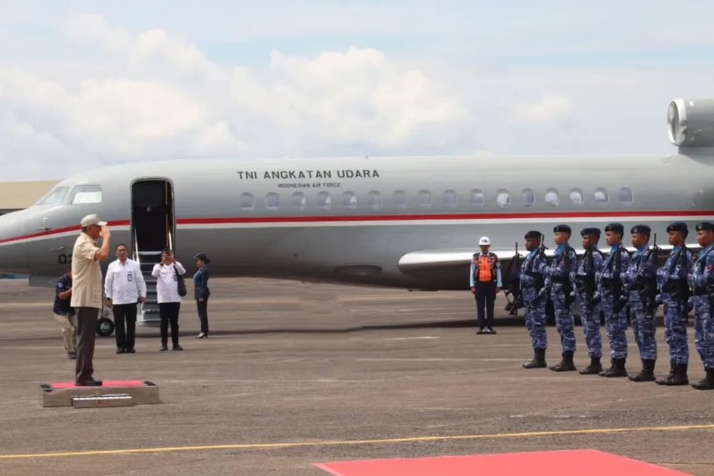 Pangdivif 3 Kostrad Sambut Kedatangan Menhan RI di Makassar
