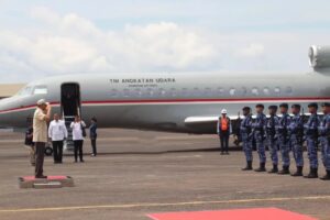 Pangdivif 3 Kostrad Sambut Kedatangan Menhan RI di Makassar