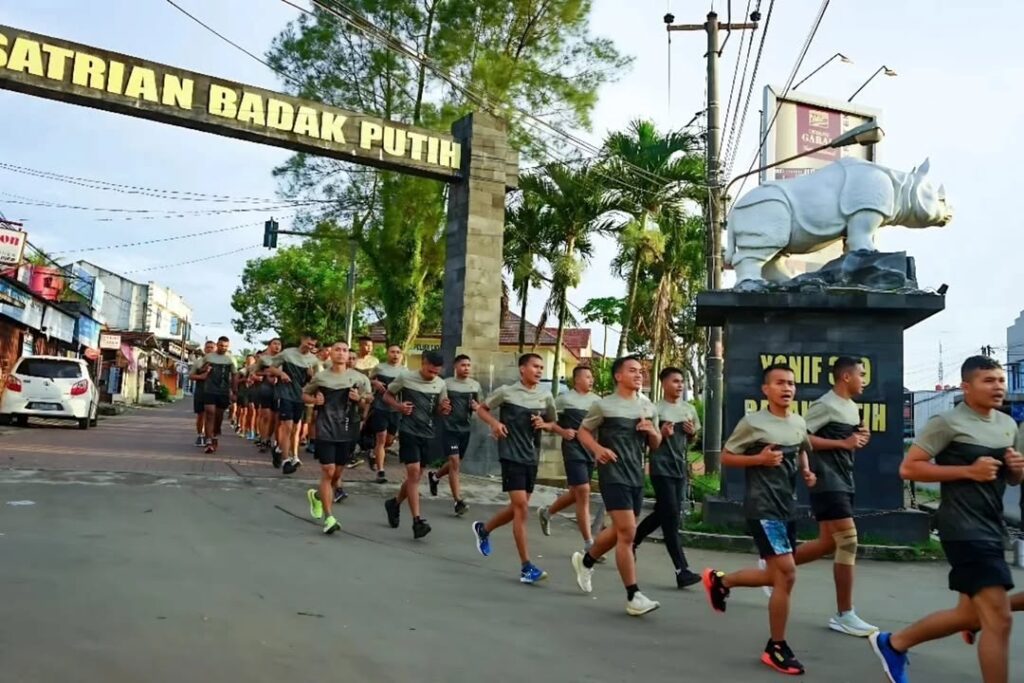 Semangat Usai Libur Lebaran, Prajurit Yonif 320 Kostrad Laksanakan Lari 5 Km