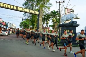 Semangat Usai Libur Lebaran, Prajurit Yonif 320 Kostrad Laksanakan Lari 5 Km