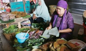 Pasca Lebaran Jajanan Apem Comal Banyak Diburu Warga Untuk Oleh -oleh 