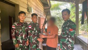 Warga Desa Tabur Lestari Serahkan Senjata Api Rakitan Kepada Satgas Pamtas Yonarmed 11 Kostrad