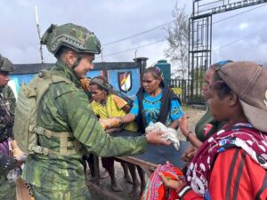 Satgas Yonif 509 Kostrad Tebar Kepedulian, Bagikan Seragam dan Pakaian Baru untuk Warga Intan Jaya