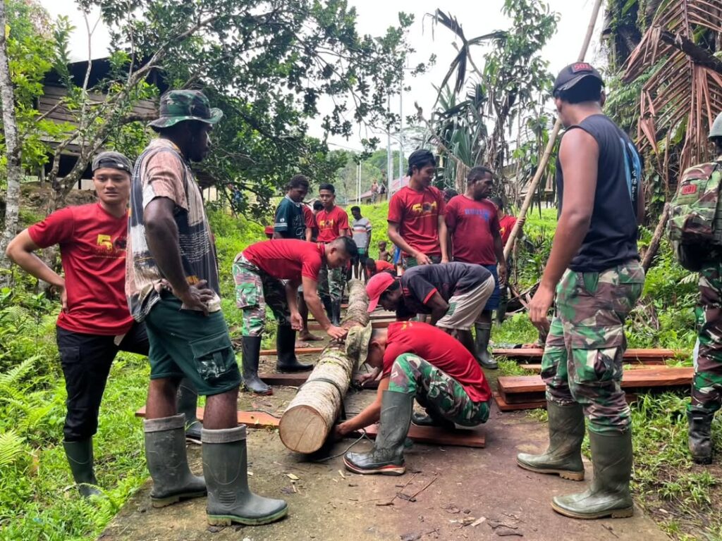 Prajurit Yonif 501 Kostrad Bangun Jembatan di Kampung Fuog, Wujud Nyata Kepedulian untuk Rakyat Papua