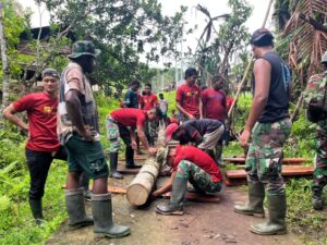 Prajurit Yonif 501 Kostrad Bangun Jembatan di Kampung Fuog, Wujud Nyata Kepedulian untuk Rakyat Papua
