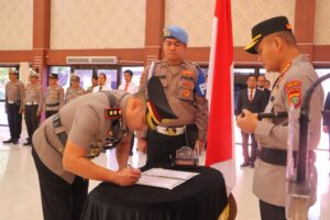Kapolres Metro Bekasi Pimpin Sertijab Wakapolres: AKBP Saufi Salamun Serahkan Tugas kepada AKBP Apri Fajar Hermanto
