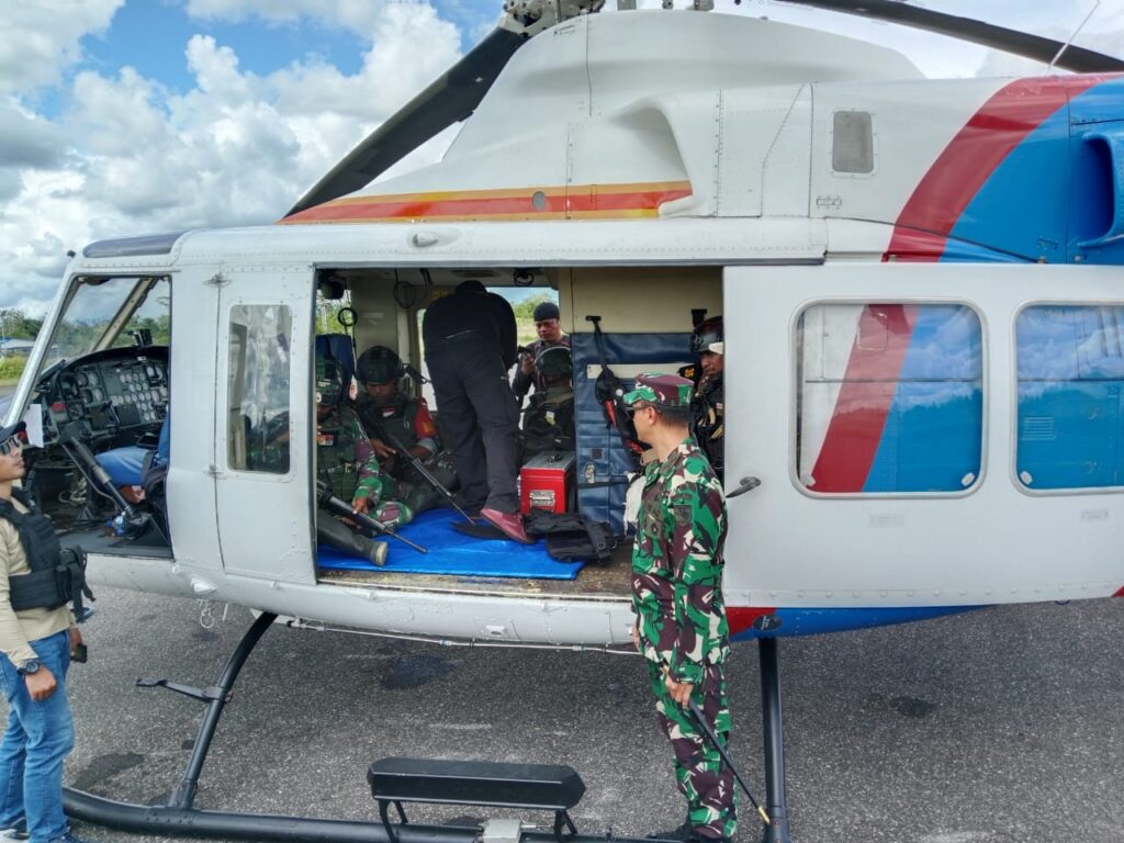 Kodim 1715/Yahukimo Bantu Polri Evakuasi Jenazah Korban Kekejaman OPM di Muara Kum, Distrik Seradala
