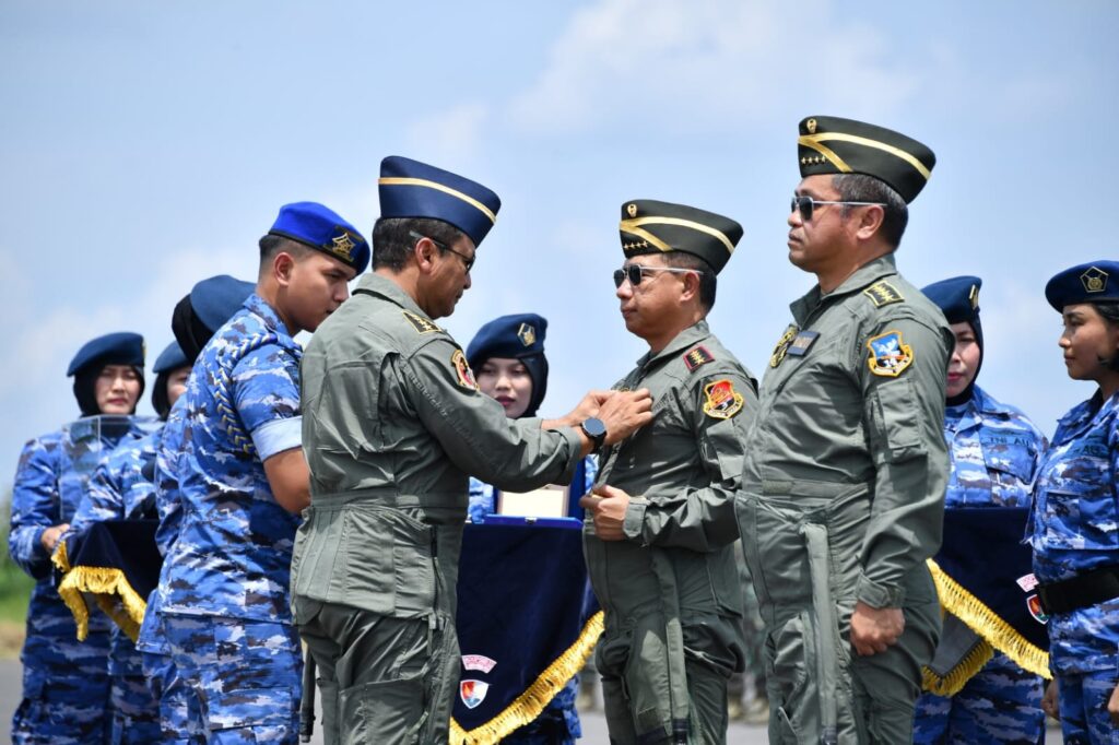Panglima TNI dan Kasad Terima Wing Kehormatan Penerbang Kelas I TNI Angkatan Udara