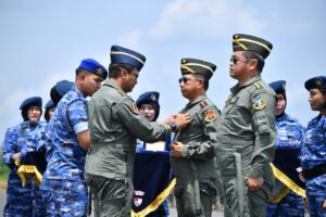 Panglima TNI dan Kasad Terima Wing Kehormatan Penerbang Kelas I TNI Angkatan Udara