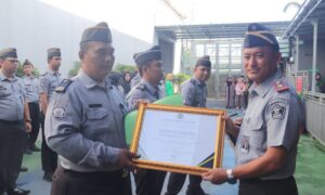 Gagalkan Narkoba dalam Nasi Bungkus, Dua Petugas Lapas Cipinang terima Penghargaan