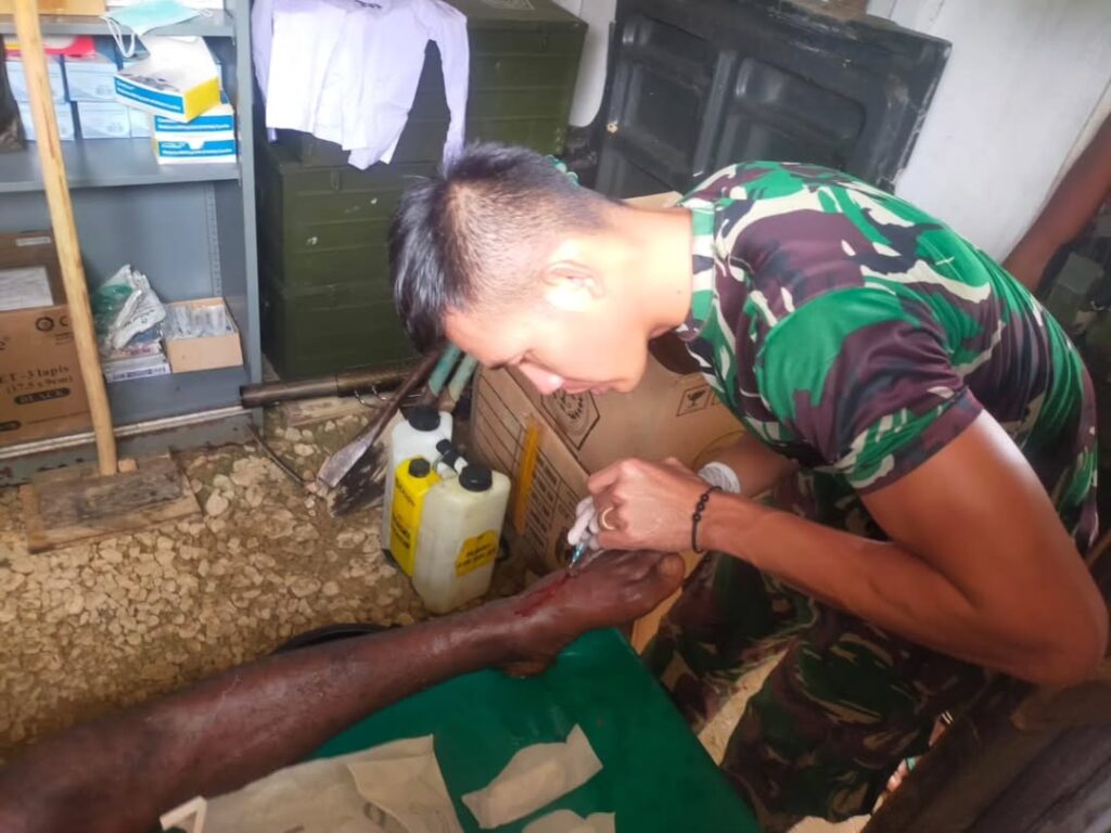 Tanggap dan Peduli, Prajurit Yonif 501 Kostrad Bantu Obati Warga Maybrat